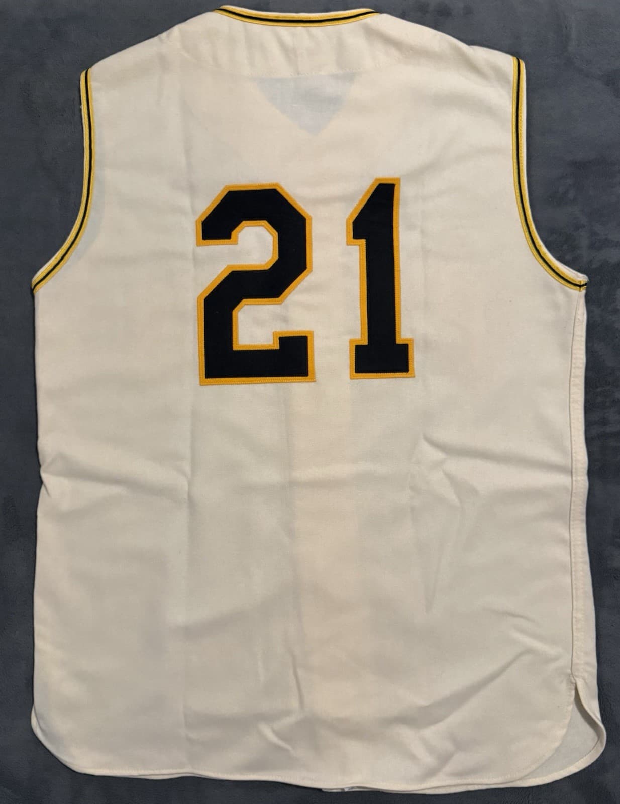 Roberto Clemente Pittsburgh Pirates Authentic Mitchell & Ness Jersey Size Medium - image 4