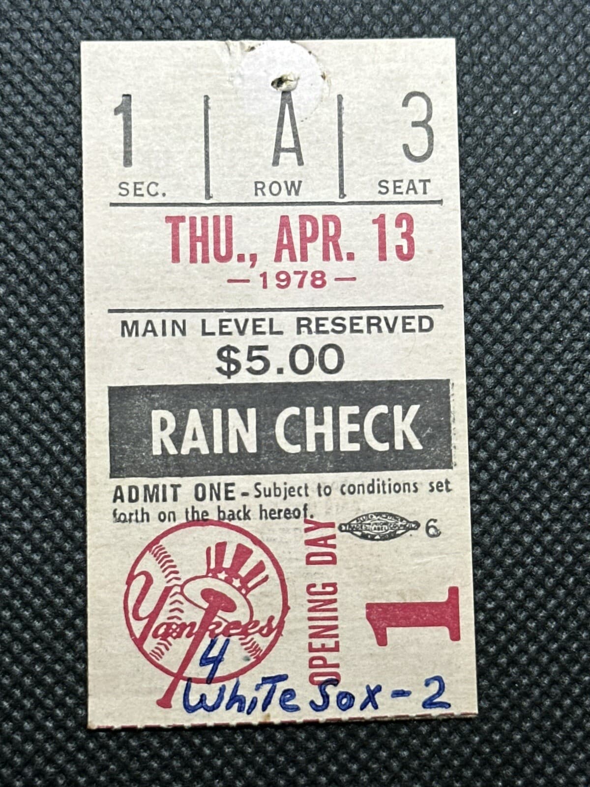 4/13/78 CWS at NYY Reggie Jackson Home Run and the crowd throws Reggie Bars!